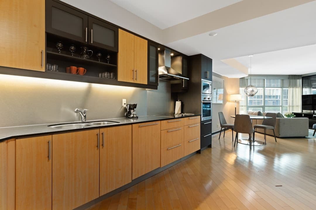 Kitchen with wooden fronts and a black worktop